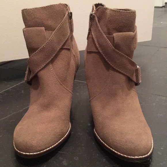Dolce Vita brown suede ankle booties size 7 - Picture 3 of 7